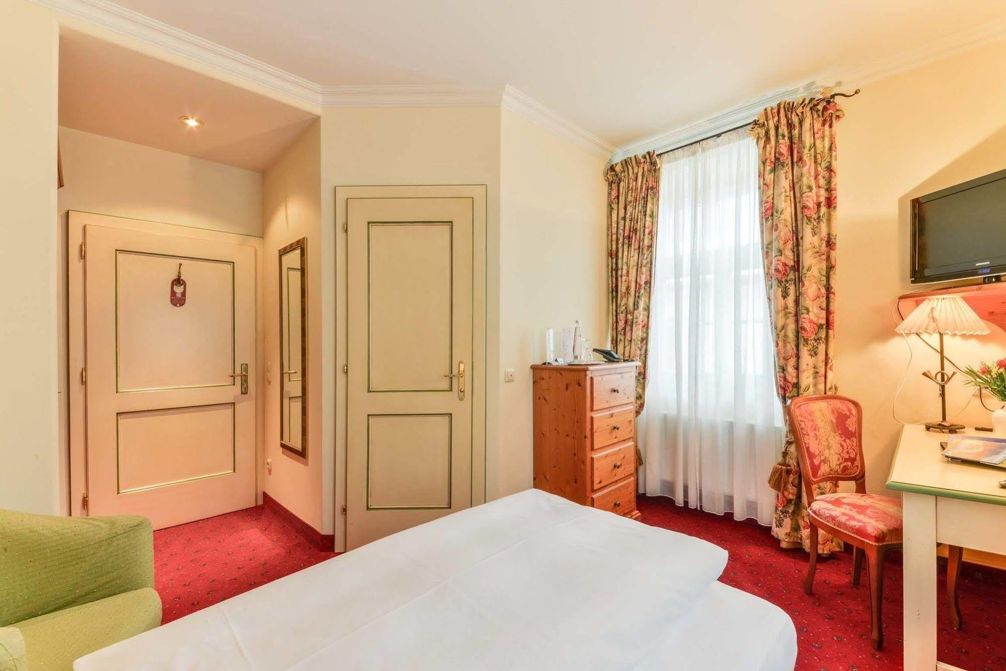 Hotel Post Murnau Мурнау-ам-Штаффельзее Экстерьер фото